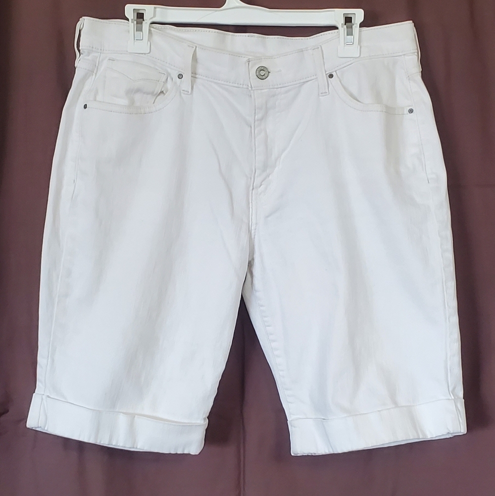 Levi's Women's Bermuda Shorts, w/Silver Embelishments on back pockets Sz 14 Wht